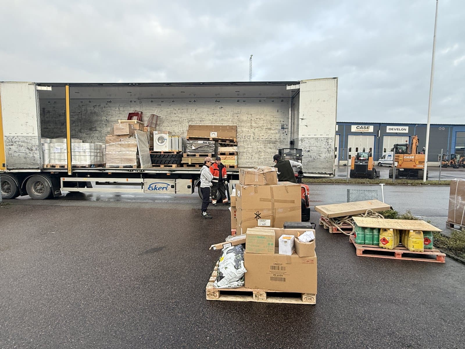 Lastbil och pallar med transportskadat gods vid Rewinds lager