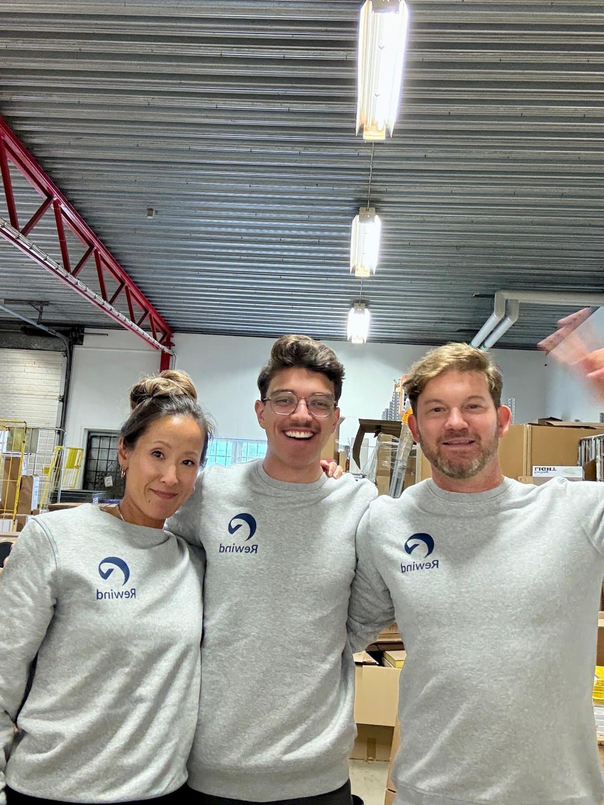 Anna, Erik och Jon i Rewind-sweatshirts på lagret i Staffanstorp