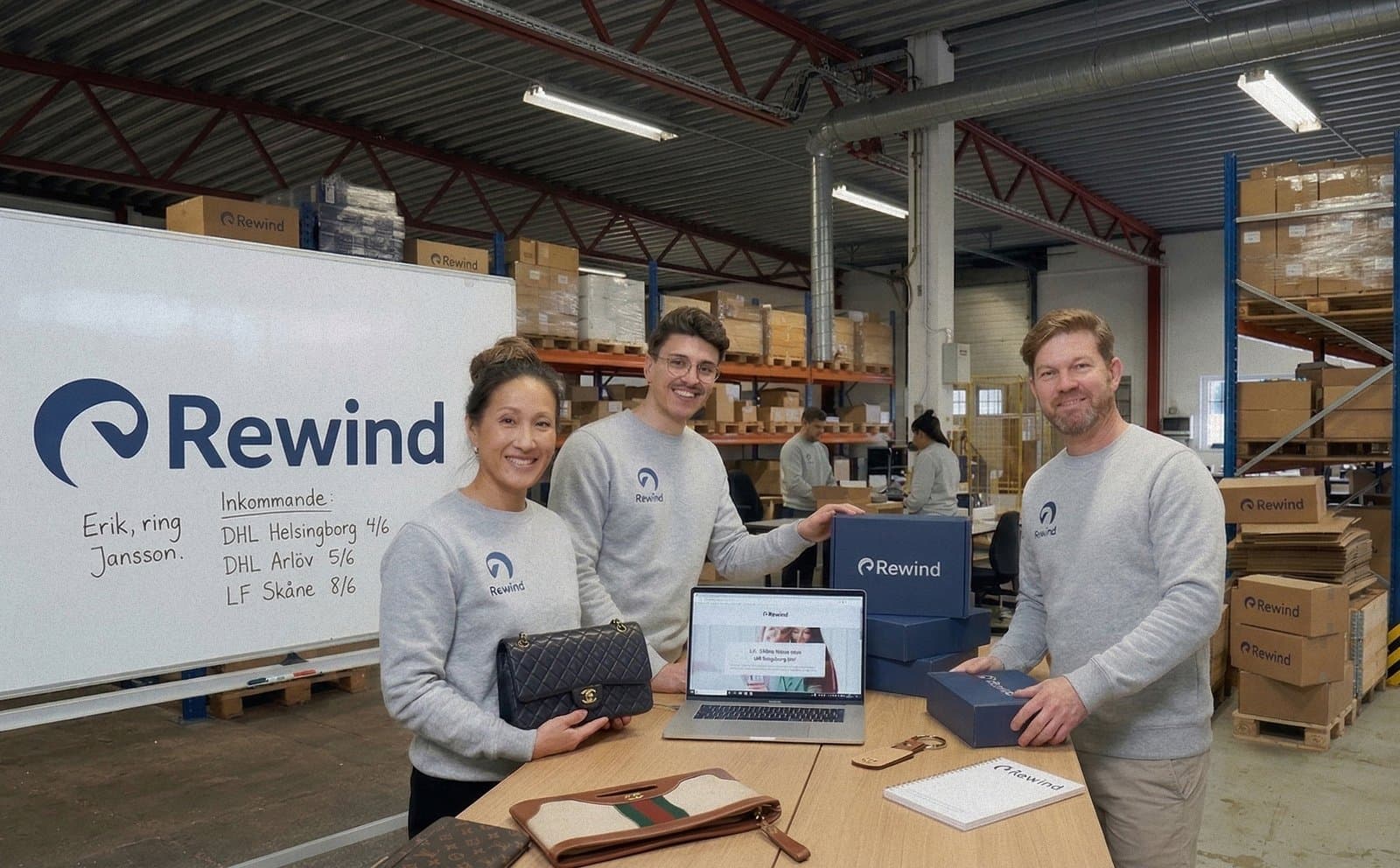 Rewinds team framför whiteboarden i lagret i Staffanstorp